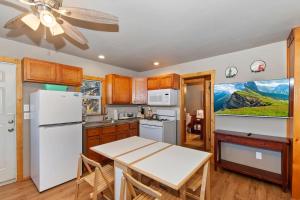 Rosy Cozy Cottage-Walk to Big Bear Lake