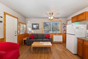 Rosy Cozy Cottage-Walk to Big Bear Lake