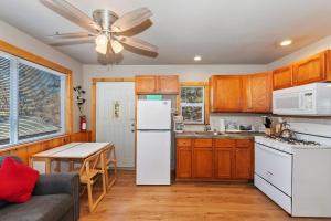 Rosy Cozy Cottage-Walk to Big Bear Lake