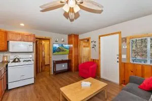 Rosy Cozy Cottage-Walk to Big Bear Lake - بيغ بير لاكي