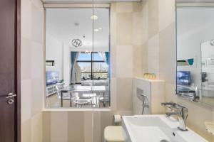Bright Beachfront Studio with Breathtaking Views