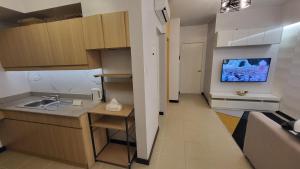 The Atherton- Spacious Modern Condo Unit in Paranaque Near the Airport, Makati, BGC and Highways