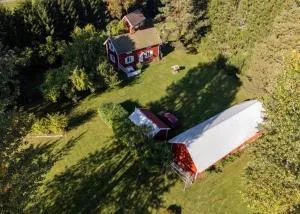 Lantligt sommartorp i centrala Ljung - Herrljunga
