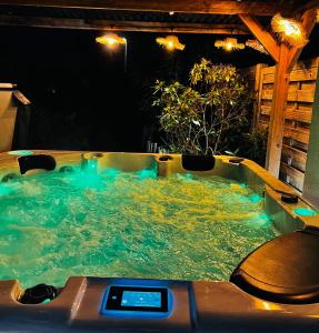 Villa 75m2 avec Piscine et Jacuzzi privés, Sauna et Home-Cinéma à 800m des Commodités