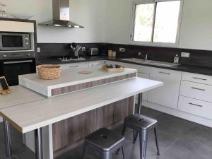 Maisons de vacances Vacation home with a pool in a perfect location : photos des chambres