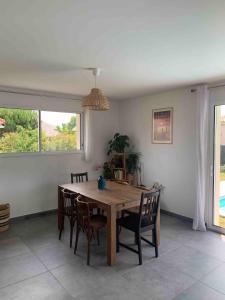 Maisons de vacances Vacation home with a pool in a perfect location : photos des chambres