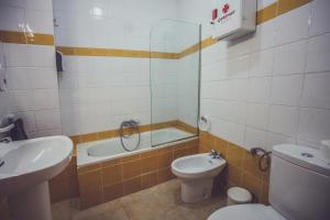 Aloreña 2 con balcones al la calle Real