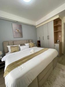 beautifully furnished one bedroom with scenic city views with heated swimming pool