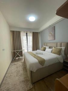 beautifully furnished one bedroom with scenic city views with heated swimming pool