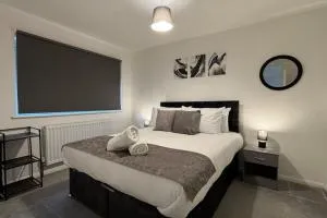 Spacious 4 Bedroom House - LGW - Ifield