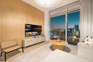 Marina Views in Walkable Location with Pool & Gym