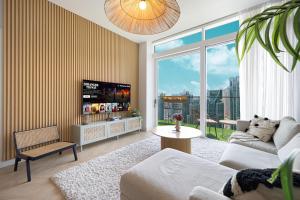 Marina Views in Walkable Location with Pool & Gym