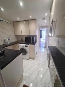 2 bed flat in Heathrow London Free parking