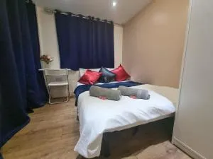 2 bed flat in Heathrow London Free parking - Feltham