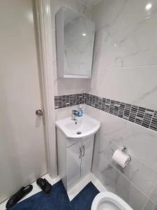 2 bed flat in Heathrow London Free parking