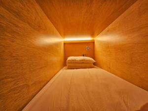 82 Capsule Hotel