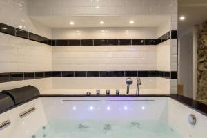 La Suite Confidentielle - Balneo - Sauna - Hypercentre - AC