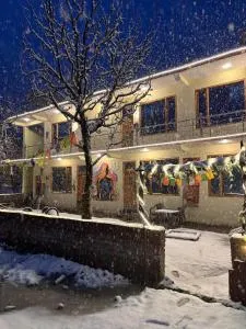 Shalom Guesthouse and Cafe - Tosh