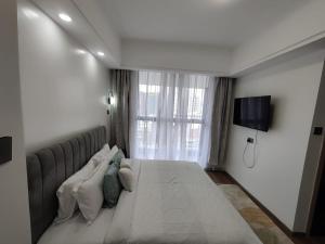 charming urban retreat apartment with private parking,fully equipped gym ,children playing ground and unbeatable city views