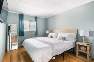 Boardwalk Condo with Ocean View Balcony & Pool