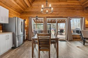Lake Vibes 3 BD 1 BA Cottage steps from the Lake