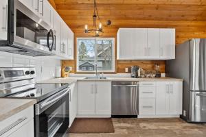 Lake Vibes 3 BD 1 BA Cottage steps from the Lake