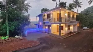 Newcastle Holidays Resorts-First Floor with 2 Bedrooms Living Dining Balcony-6 Guests- Near Munnar Idukki - Kūmudi