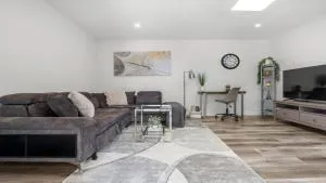 Winston Suite 2BR 1BA - Carriage Suite with Garage - YYC