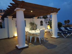 Gorgeous apartment with ideal location alongside the beach and marina and a huge 68 sqm private terrace