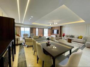 شقة فندقية vip للإيجار علي النيل كورنيش المعادى ڤيو الأهرامات