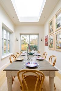 Luxury open plan 5 bed house with garden & parking