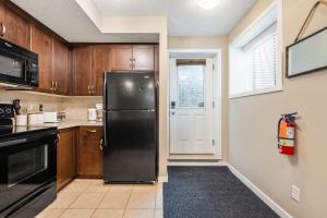 The Trenta - 4BD 3BA 2 Kitchen Stunner