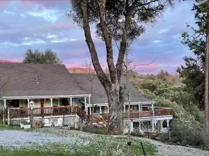 Sierra Mountain Lodge - Vacation Rentals - Yosemite - Nipinnawasee