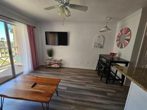 Ocean & Pool View - Hot Tubs - 2 Pools - Gym - Tennis ct - on seawall - Shoreline Stays 08