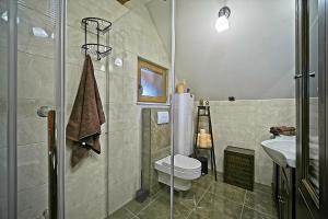 Kuća "Karličevi" s rustikalnim interijerom, okružena prirodom