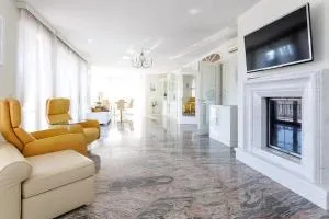 Luxury Villa with Indoor Pool, Jacuzzi, Sauna & Breathtaking City View - 克洛斯特新堡