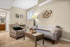 The Grande 1BD 1BA - Full Kitchen Guest Suite - De Winton