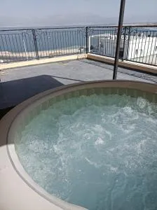 מול ים המלח זוהר במדבר - 尼夫佐哈