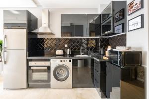 The Twenty-Six Palmier by IB Signature - Design 1Bedroom Apt with Wifi, Parking, Self check-in, 24 x7 Security - City View with terrace - Walk to Cafes! City Centre, Tram