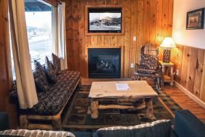 Lazy R Cottages- 8 cabin