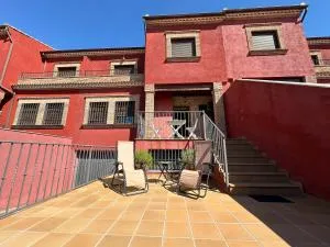 Casa grande de tres plantas con parking gratis - Campillo del Río