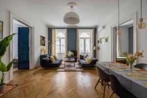 Bright & Grand with 4 bedrooms by New York Cafe