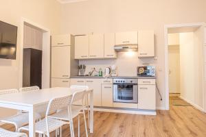 Comfortable 2BR & 1LR Apt in Central Vienna