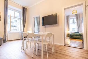 Comfortable 2BR & 1LR Apt in Central Vienna