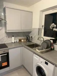 Jay3 Suites - Modern, Spacious & Charming One Bedroom Apartment in Dagenham - Dagenham