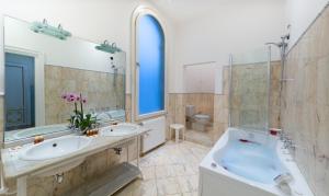 Deluxe Suite "Giacomo Casanova" with Campo Santo Stefano View