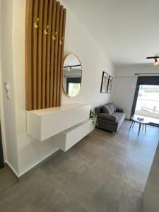 Helios Suite Lemonaki