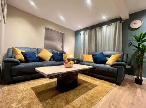 Elegant 5-Bedroom Home - Hainault, Ilford