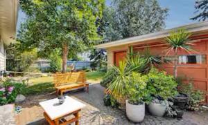 Comfy Corner Stays 2 Cross st of W Edmonton Mall