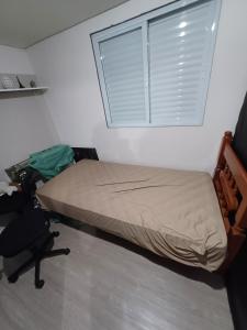 Um quarto com banheiro privativo